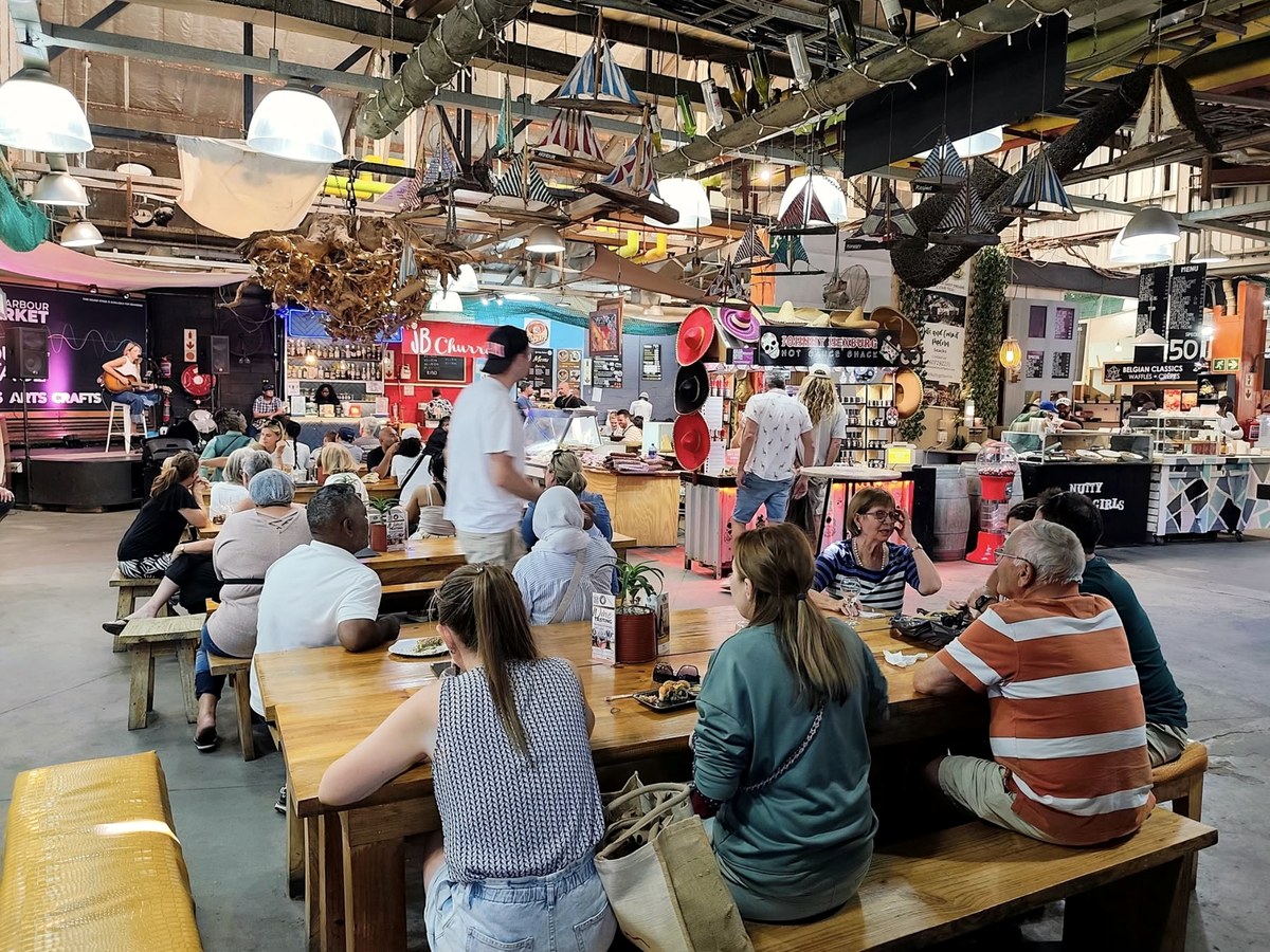 Live music and long tables at the Hout Bay market